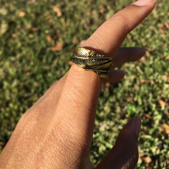 Metallic feather ring! 🪶 - Picture 1 of 1